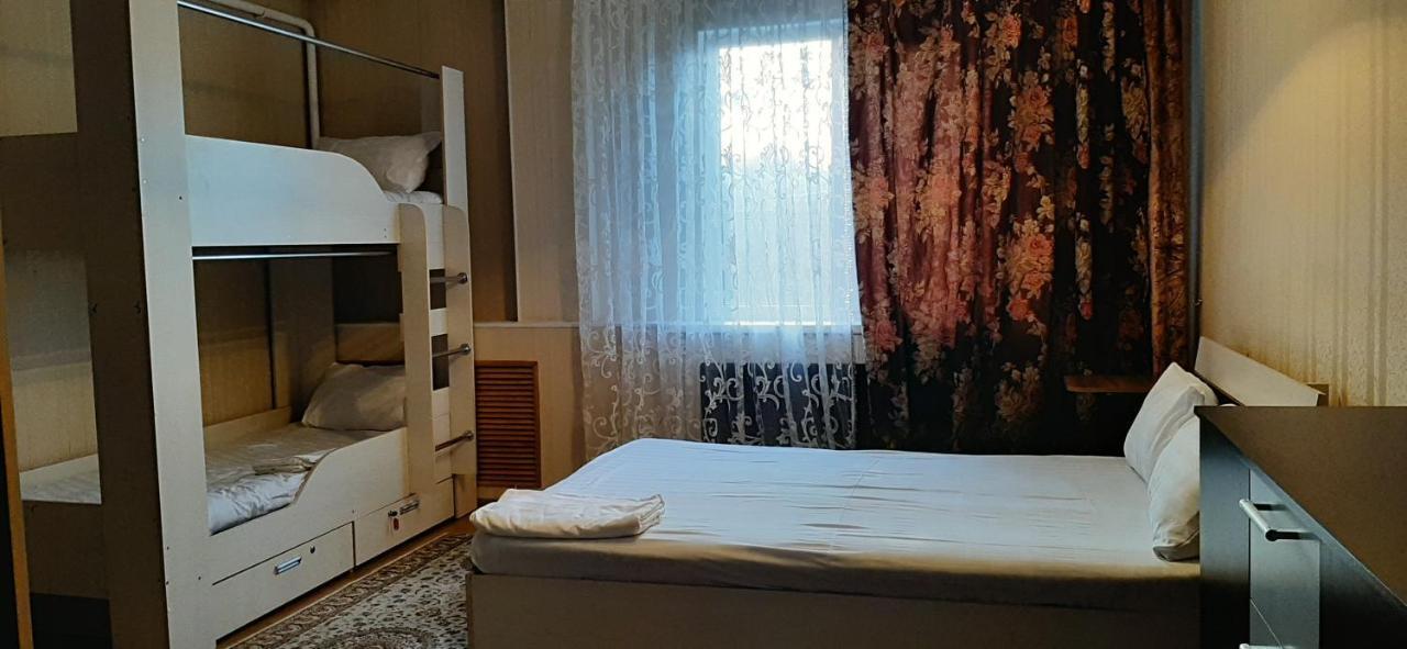World Travelers Hostel Алма Ата Екстериор снимка